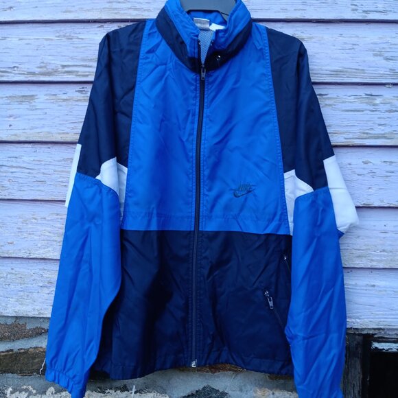 Nike Other - Vintage size medium NIKE windbreaker with zip-away hood